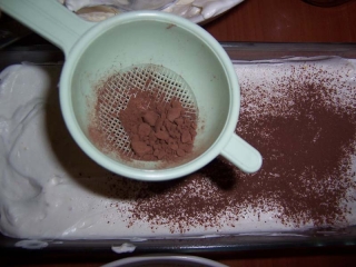 Tiramisu - deasupra se presara cacao